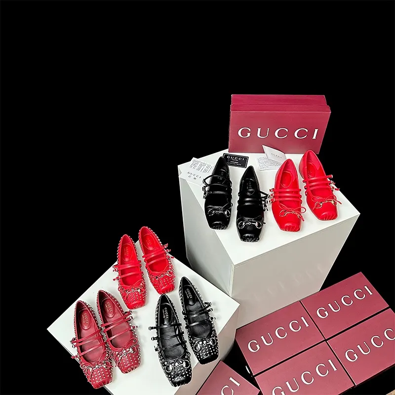 👟👟Ex-factory price 520👟👟Ex-factory price 40👟👟Ex-factory price 50 Gucci Gucci cheat Mary Jane is here, Sabato’s first hot item is here!  👟👟The latest horsebit buckle with ex-factory price of 50 has a Mary Jane French retro feel. It is so charming and charming at first sight. It shows whiteness and elegance~Whether it is paired with a skirt, it still has a feminine look~ The ballet shoes are stable for walking and can increase the height of the legs. It continues the essence of elegance and conveys the hot love~Double diamond buckle. Everyone can't put it down. Meet everyone's needs. As always, vivo's beautiful and moving soft leather with classic and generous buckles easily presents a summer romantic style, hidden with full red hearts, full of love every step of the way. Material: Imported original silk💰/Imported cowhide Lining: Imported sheepskin Hardware: Original molded horsebit Sole: Original genuine leather outsole Size: #35-41 (40 41 customized)